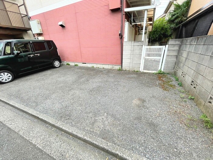 物件外観写真3　(駐車場)