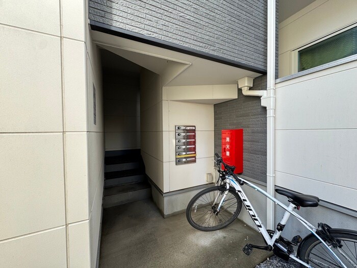 物件外観写真3　(エントランス部分)
