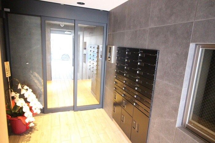 物件外観写真6　(エントランス部分)