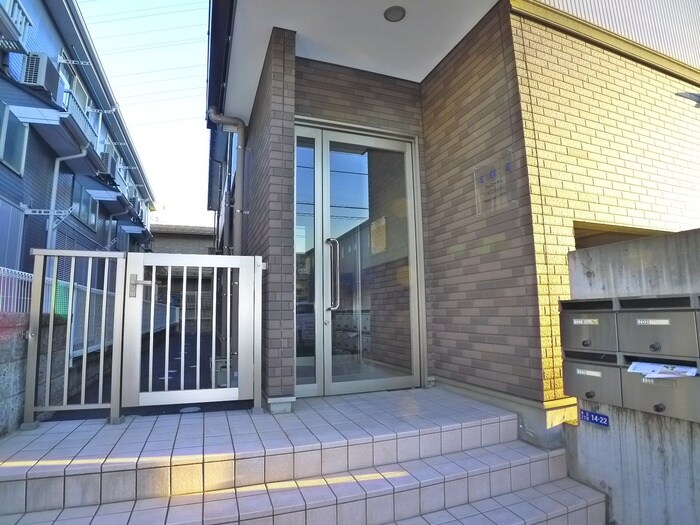 物件外観写真2　(エントランス部分)