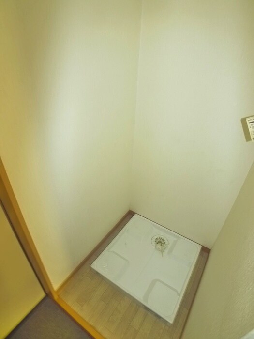 物件内観写真10　(洗濯機置場)