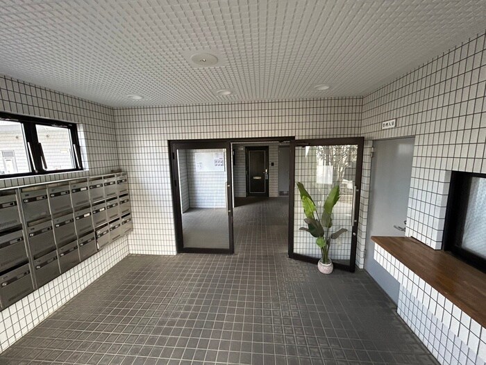 物件外観写真4　(エントランス部分)