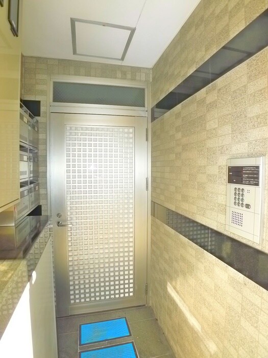 物件外観写真5　(エントランス部分)