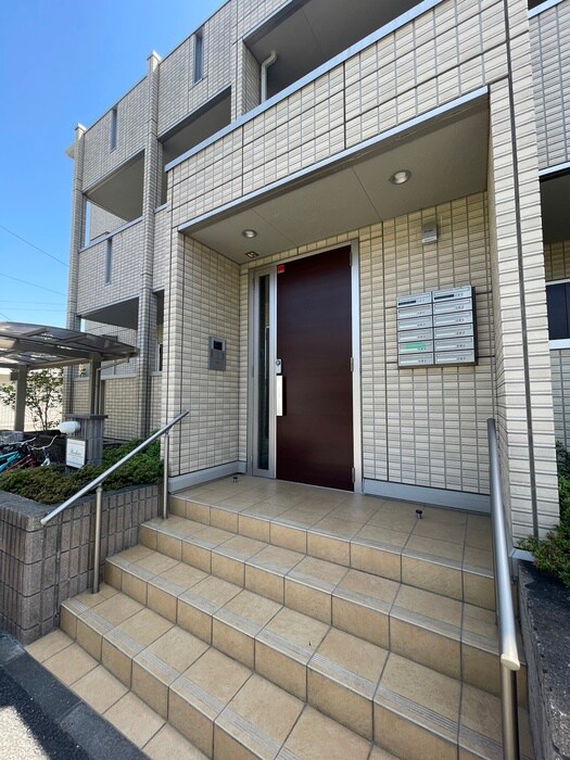 物件外観写真3　(エントランス部分)