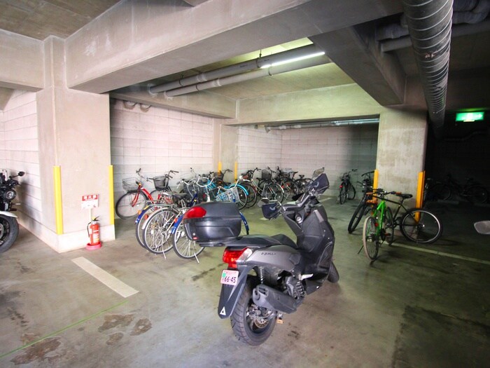 物件外観写真4　(駐輪場)