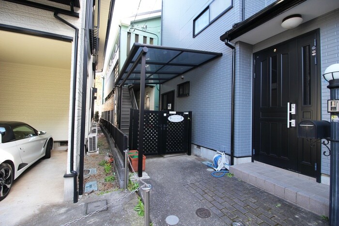 物件外観写真2　(エントランス部分)