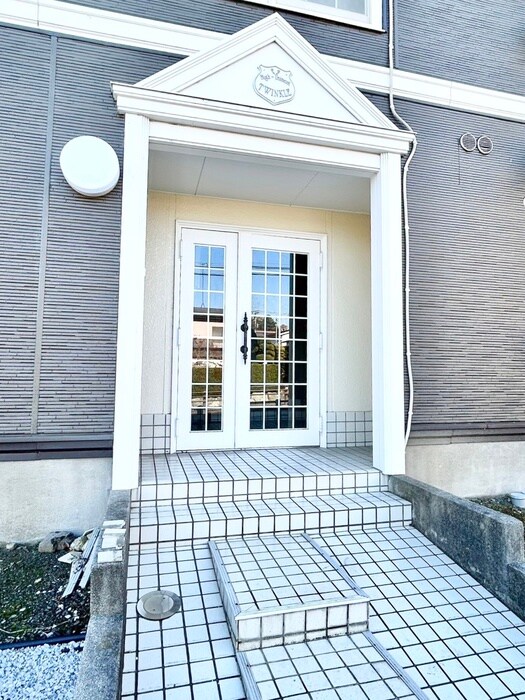 物件外観写真3　(エントランス部分)