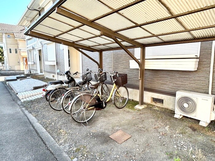 物件外観写真4　(駐輪場)