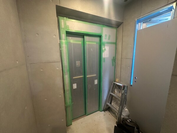 建築中