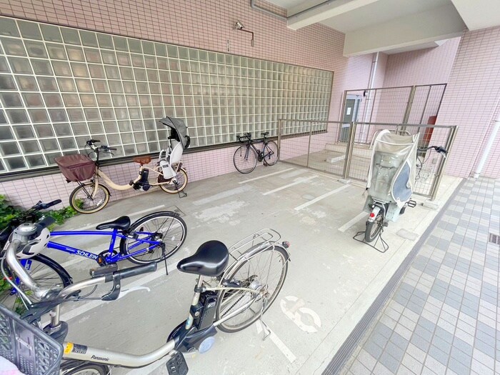 物件外観写真4　(駐輪場)