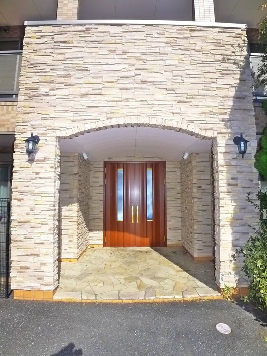 物件外観写真3　(エントランス部分)