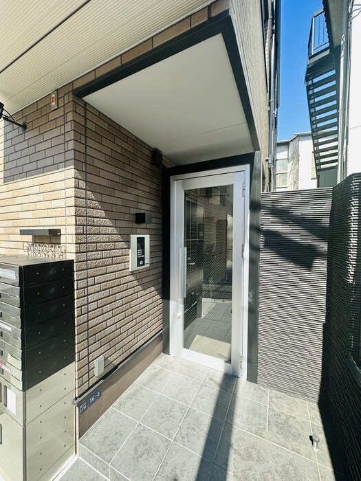 物件外観写真2　(エントランス部分)