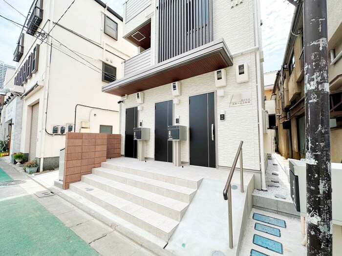 物件外観写真2　(エントランス部分)