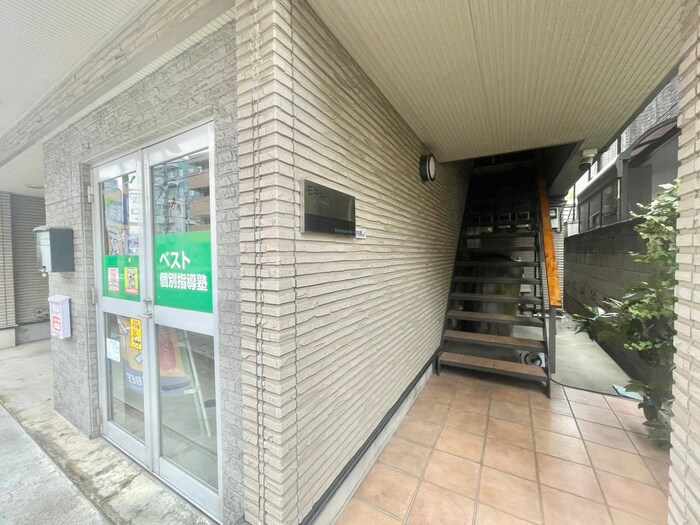 物件外観写真3　(エントランス部分)
