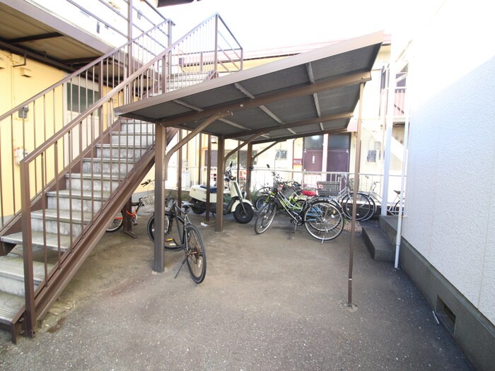 物件外観写真4　(駐輪場)