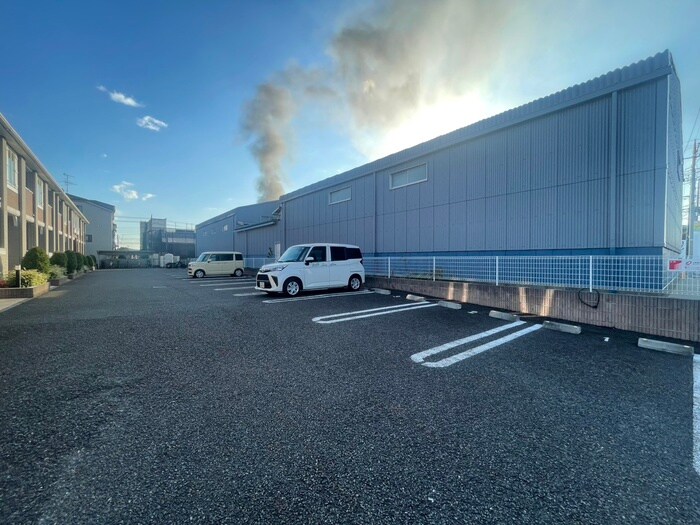 物件外観写真3　(駐車場)