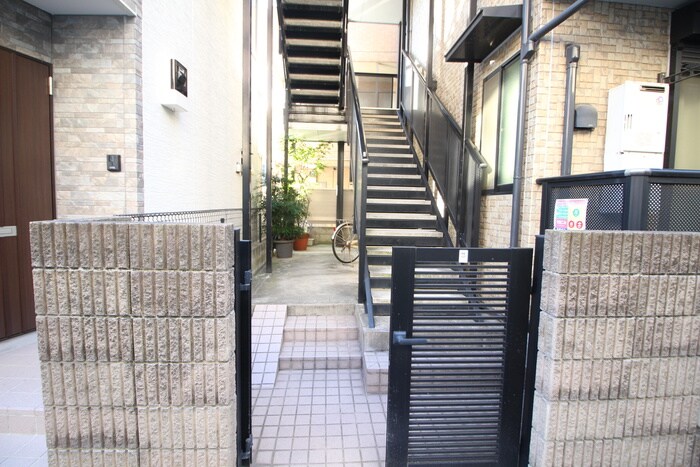 物件外観写真5　(エントランス部分)