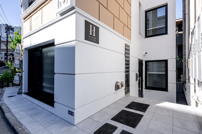 物件外観写真2　(エントランス部分)