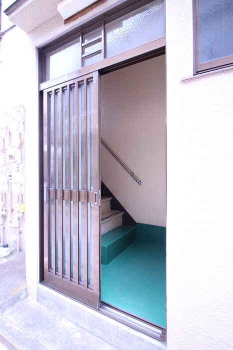 物件外観写真4　(エントランス部分)
