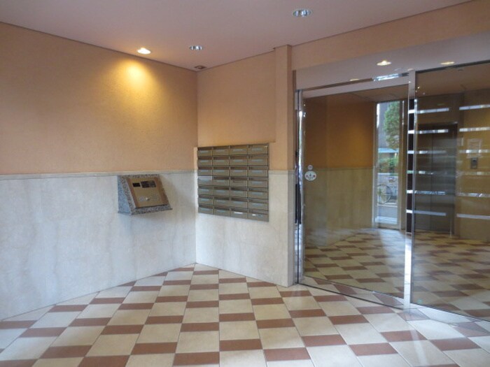 物件外観写真3　(エントランス部分)