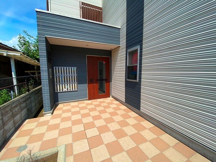 物件外観写真3　(エントランス部分)