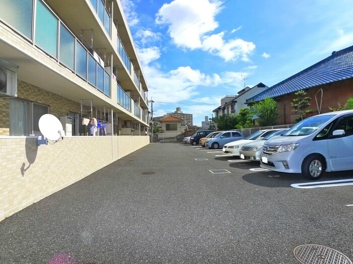 物件外観写真3　(駐車場)