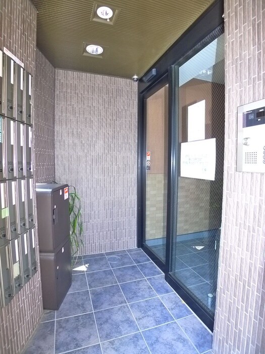 物件外観写真6　(エントランス部分)