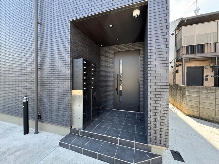 物件外観写真3　(エントランス部分)