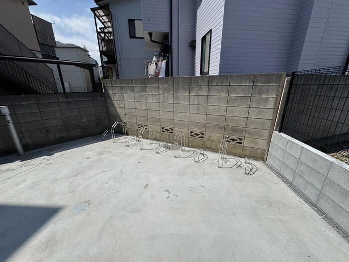 物件外観写真5　(駐輪場)