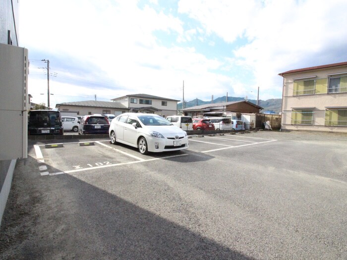 物件外観写真3　(駐車場)