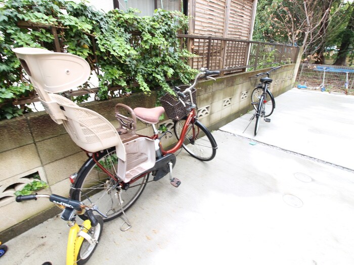 物件外観写真6　(駐輪場)