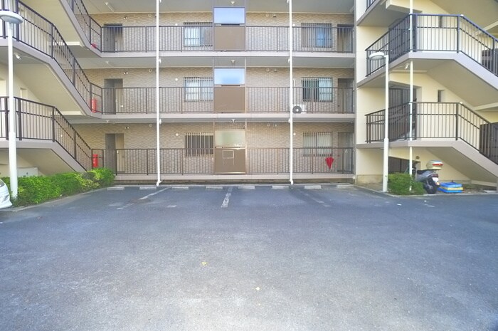 物件外観写真4　(駐車場)