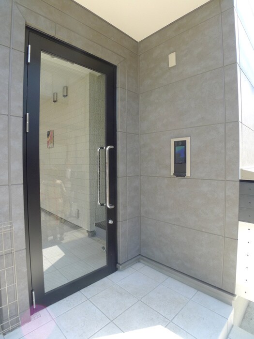 物件外観写真2　(エントランス部分)