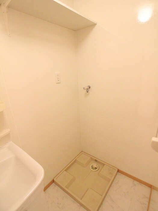 物件内観写真8　(洗濯機置場)