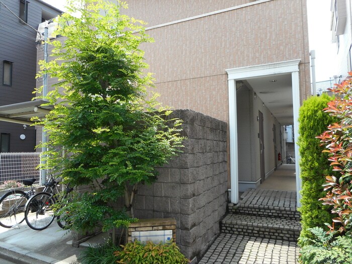 物件外観写真2　(エントランス部分)