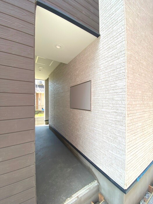 物件外観写真4　(エントランス部分)