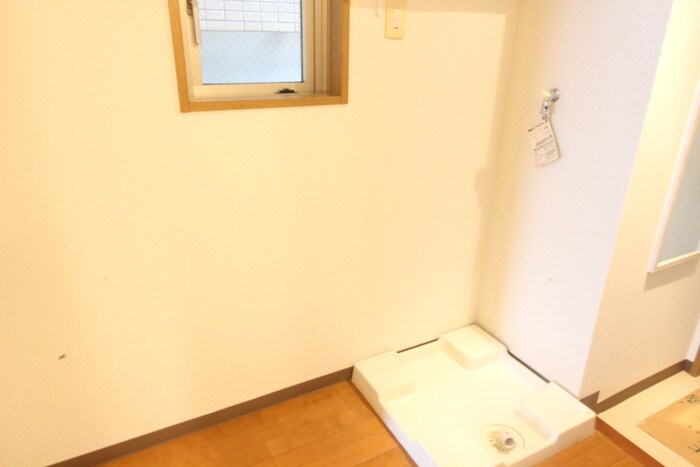 物件内観写真9　(洗濯機置場)