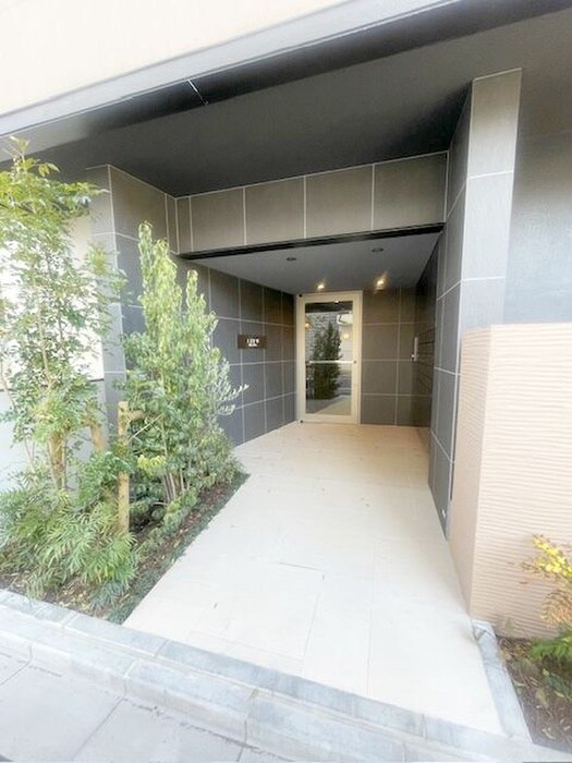 物件外観写真2　(エントランス部分)