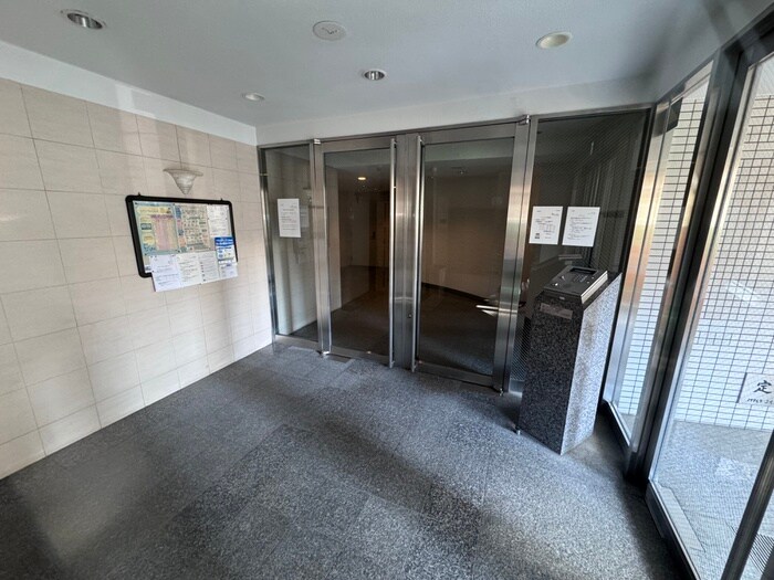 物件外観写真4　(エントランス部分)