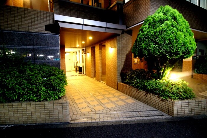 物件外観写真3　(エントランス部分)