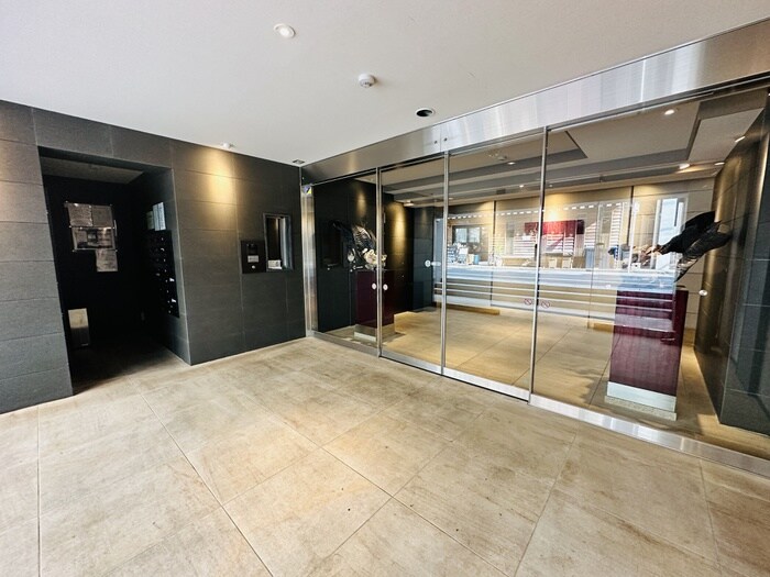 物件外観写真6　(エントランス部分)