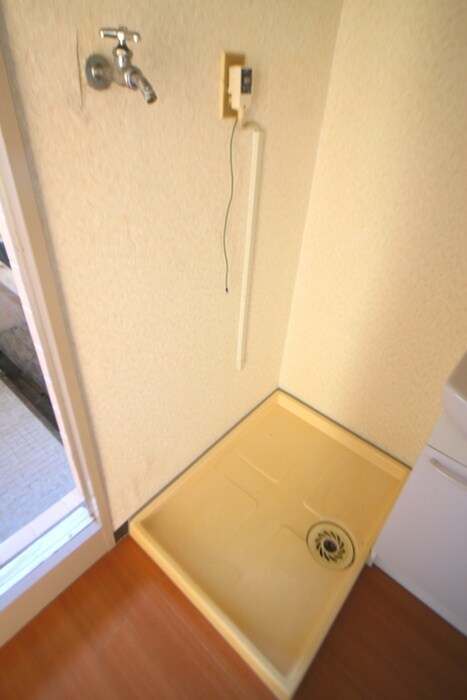 西形マンション第二の洗濯機置場