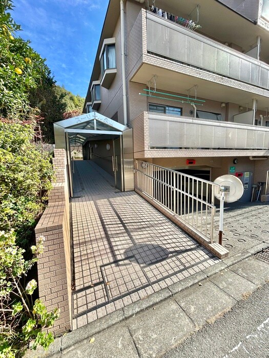 物件外観写真3　(エントランス部分)