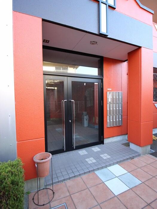 物件外観写真3　(エントランス部分)