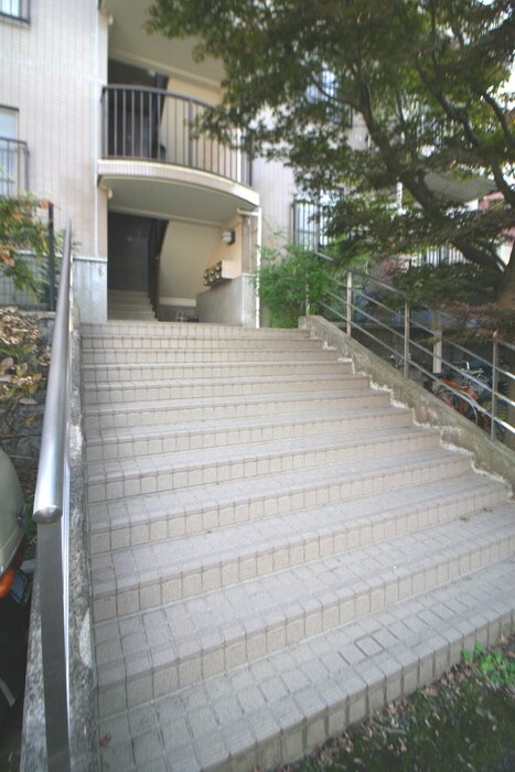 物件外観写真6　(エントランス部分)