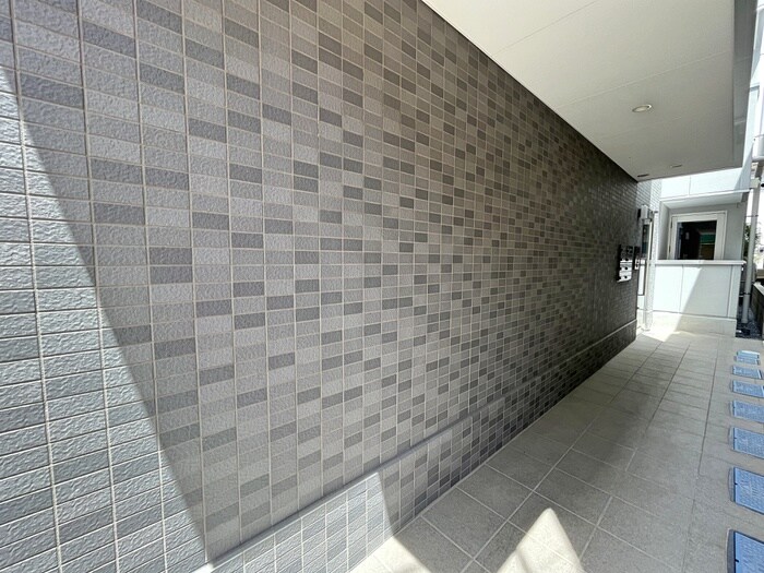 物件外観写真2　(エントランス部分)