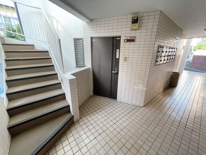 物件外観写真5　(エントランス部分)