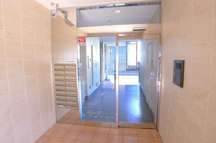 物件外観写真3　(エントランス部分)