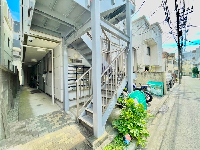 物件外観写真3　(エントランス部分)