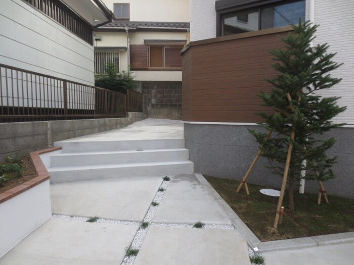 物件外観写真2　(エントランス部分)